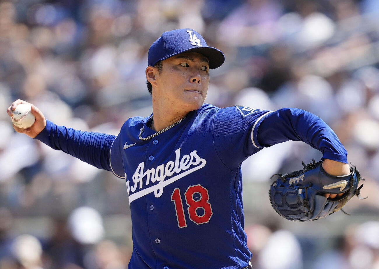ヤンキースとのダブルヘッダー第1試合に先発し、2失点完投で10勝目を挙げたドジャース・山本＝ニューヨーク（共同）