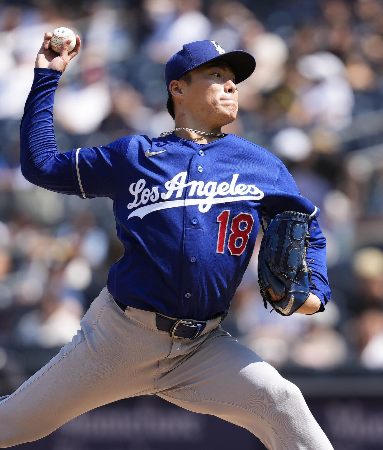 ヤンキースとのダブルヘッダー第1試合に先発し、2失点完投で10勝目を挙げたドジャース・山本＝ニューヨーク（共同）
