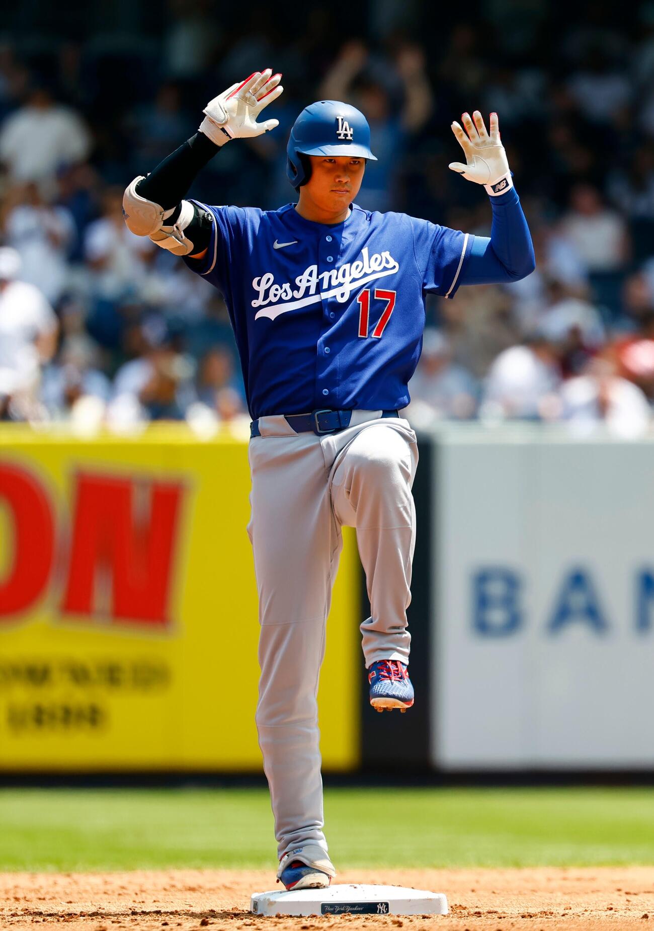 ヤンキース－ドジャース　3回、2塁打を放ったドジャース大谷翔平はベース上でポーズを取る（AP）