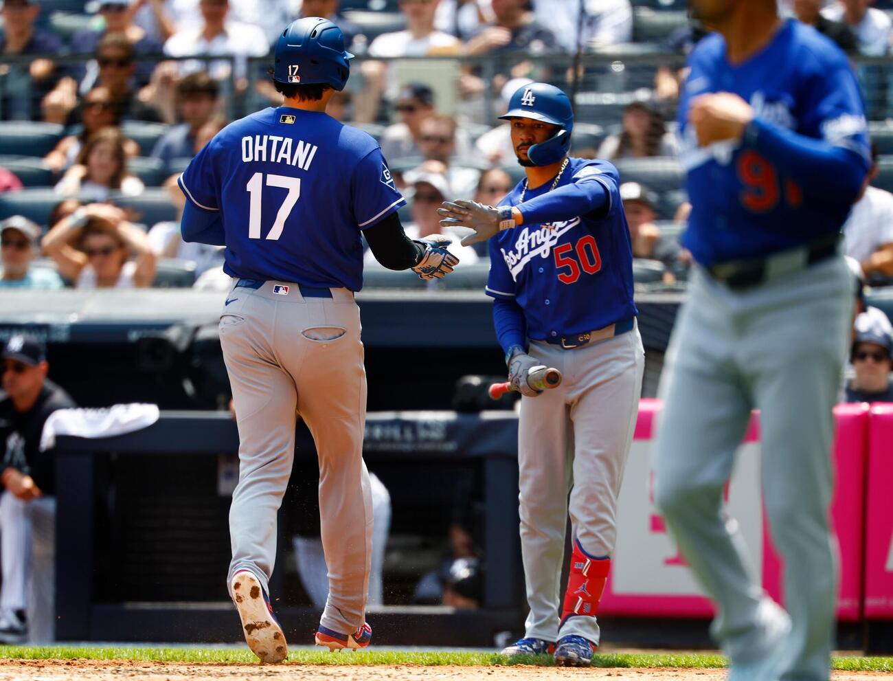 ヤンキース－ドジャース　3回、適時打を放ったドジャース大谷翔平はベッツの祝福を受ける（AP）