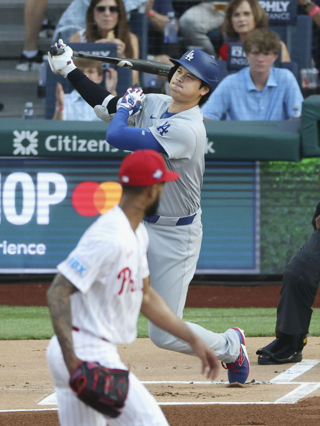 フィリーズ戦の1回、空振り三振に倒れたドジャース・大谷。投手サンチェス＝フィラデルフィア（共同）