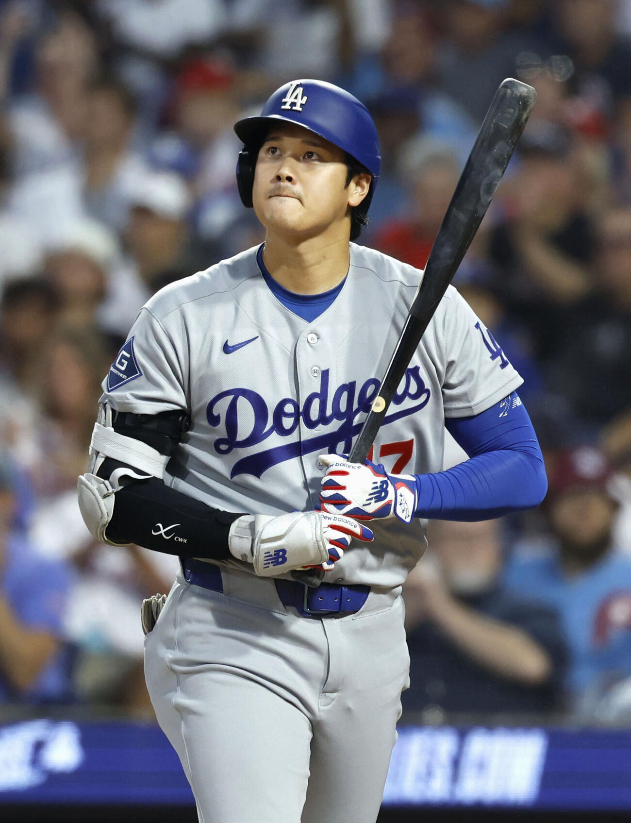 フィリーズ戦の5回、見逃し三振に倒れたドジャース・大谷＝フィラデルフィア（共同）