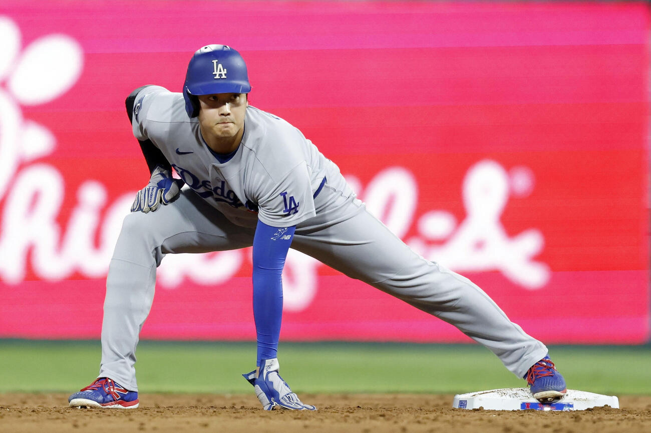 フィリーズ戦の6回、パヘスの適時内野安打で二進したドジャースの一走大谷＝フィラデルフィア（共同）