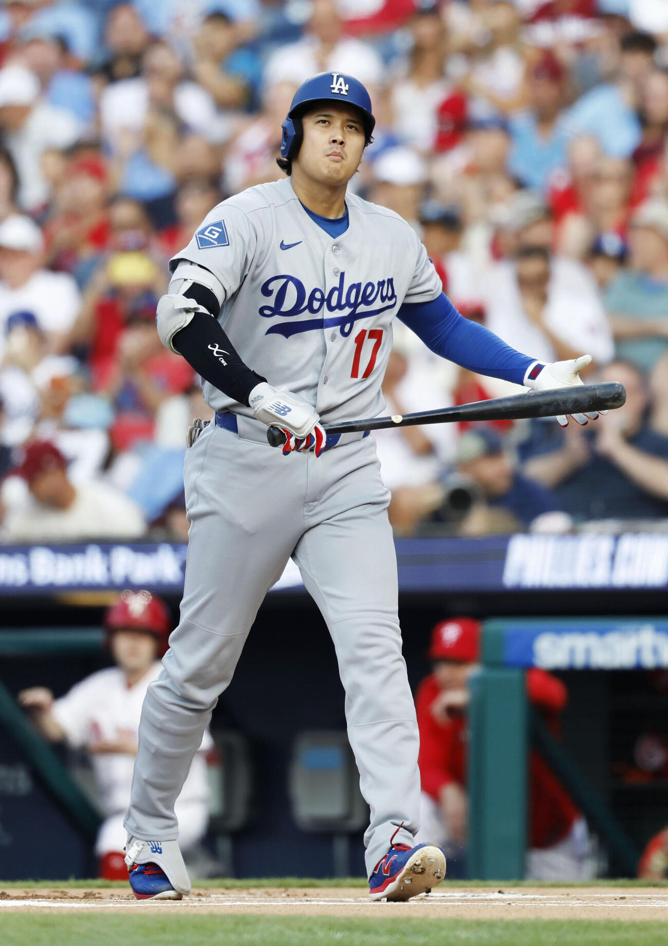 フィリーズ戦の1回、空振り三振に倒れたドジャース・大谷＝フィラデルフィア（共同）