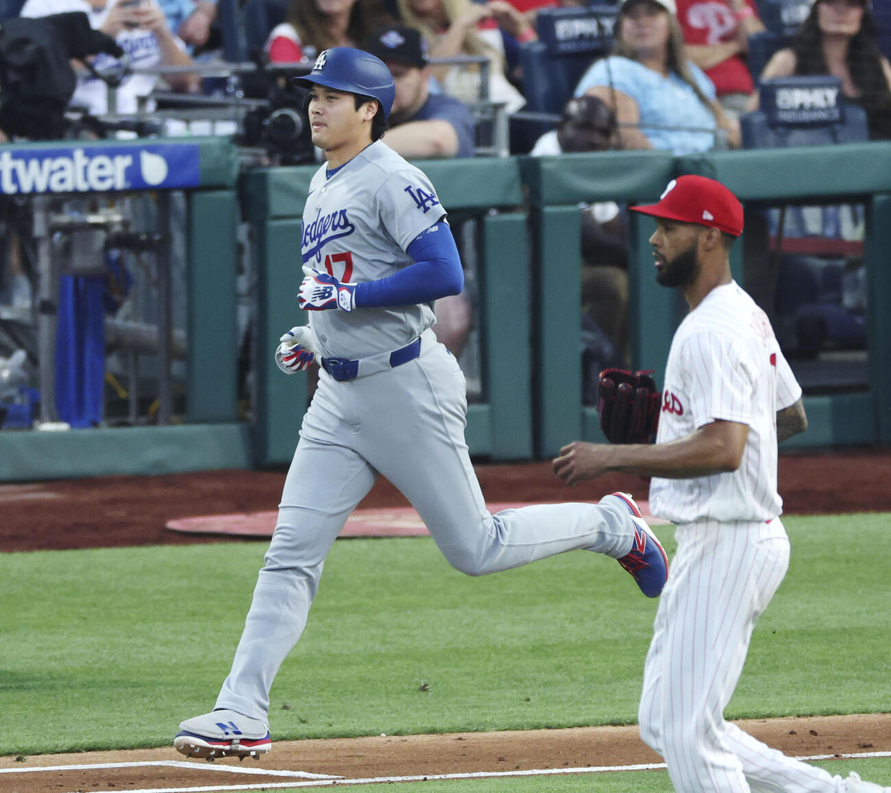 フィリーズ戦の3回、二ゴロに倒れたドジャース・大谷。右はベースカバーの投手サンチェス＝フィラデルフィア（共同）