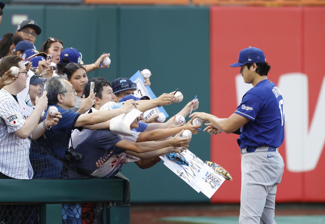 サインの求めに応じるドジャース・大谷＝フィラデルフィア（共同）