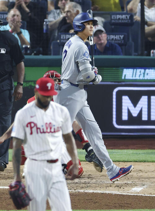 フィリーズ戦の5回、見逃し三振に倒れたドジャース・大谷。投手サンチェス=フィラデルフィア(共同)