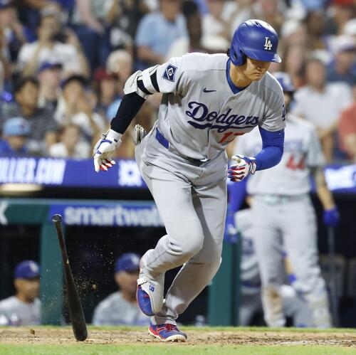 フィリーズ戦の8回、二ゴロに倒れたドジャース・大谷=フィラデルフィア(共同)