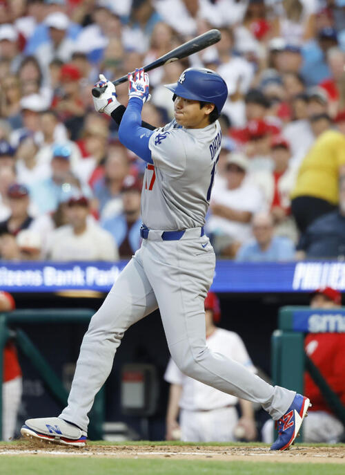 フィリーズ戦の3回、二ゴロに倒れたドジャース・大谷=フィラデルフィア(共同)