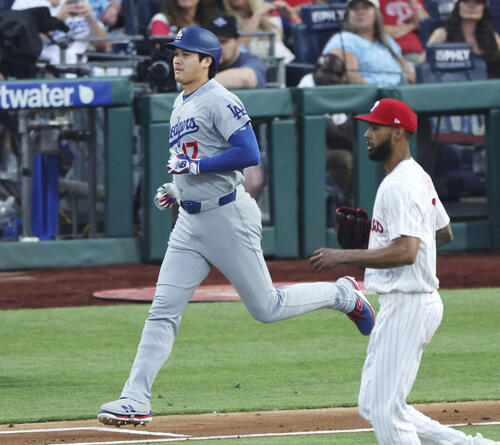 フィリーズ戦の3回、二ゴロに倒れたドジャース・大谷。右はベースカバーの投手サンチェス=フィラデルフィア(共同)