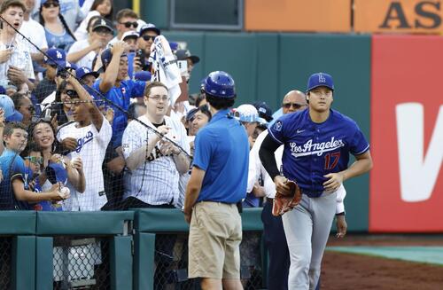 サインの求めに応じたドジャース・大谷=フィラデルフィア(共同)