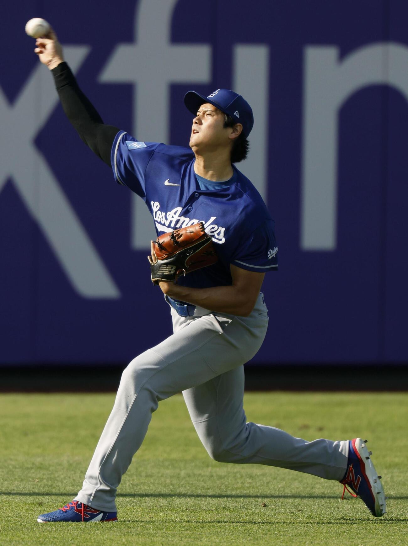 キャッチボールで調整するドジャース・大谷＝フィラデルフィア（共同）