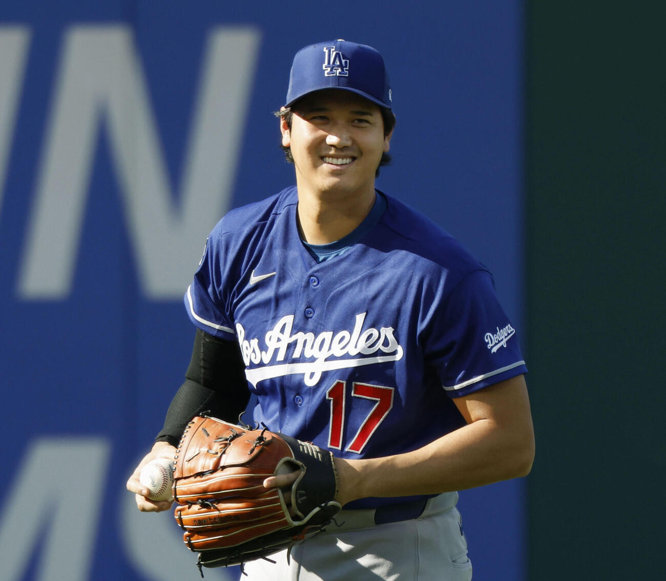 練習中に笑顔を見せるドジャース・大谷＝フィラデルフィア（共同）