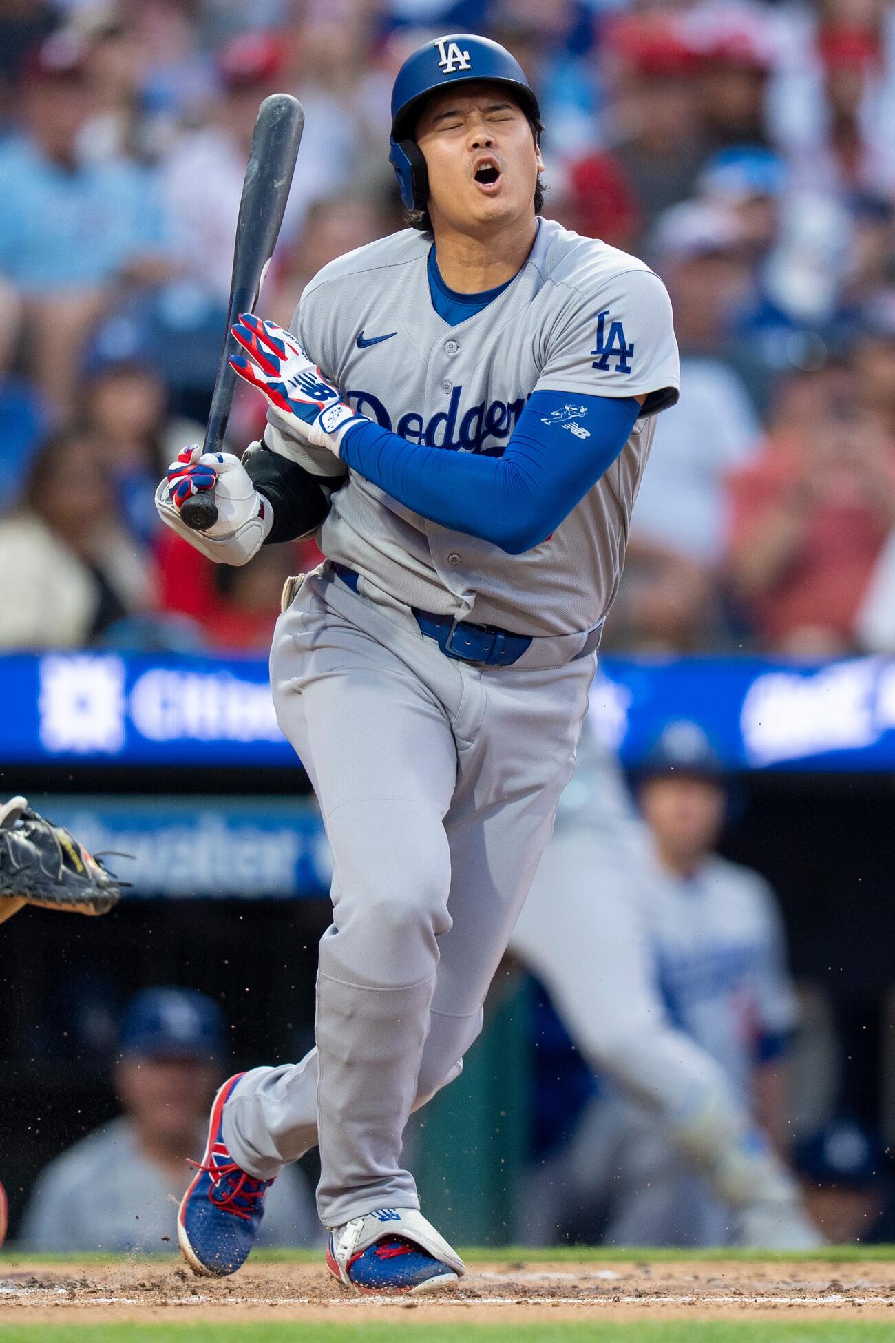 フィリーズ戦3回 、ファウルを打って自打球に声を上げるドジャース大谷翔平(AP)