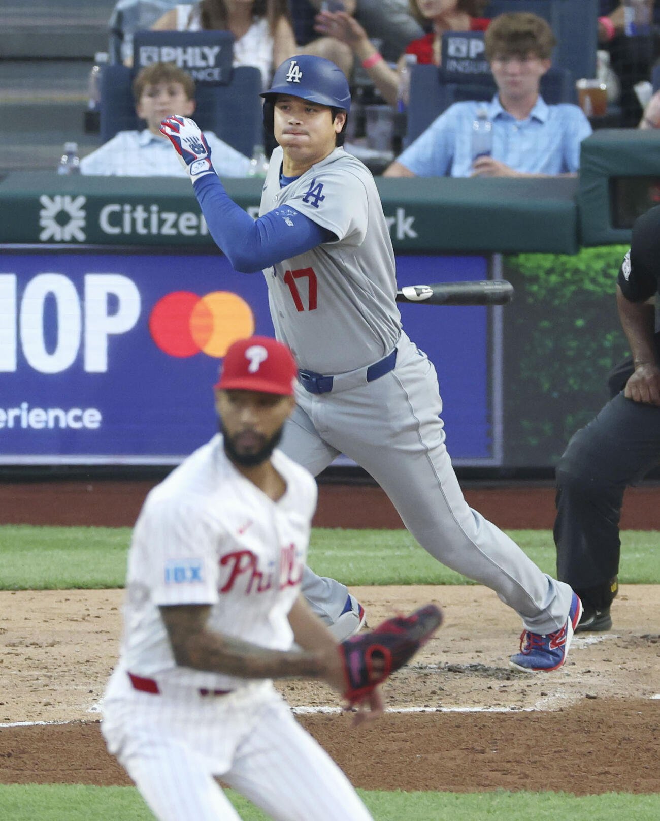 フィリーズ戦の3回、二ゴロに倒れたドジャース・大谷。投手サンチェス＝フィラデルフィア（共同）