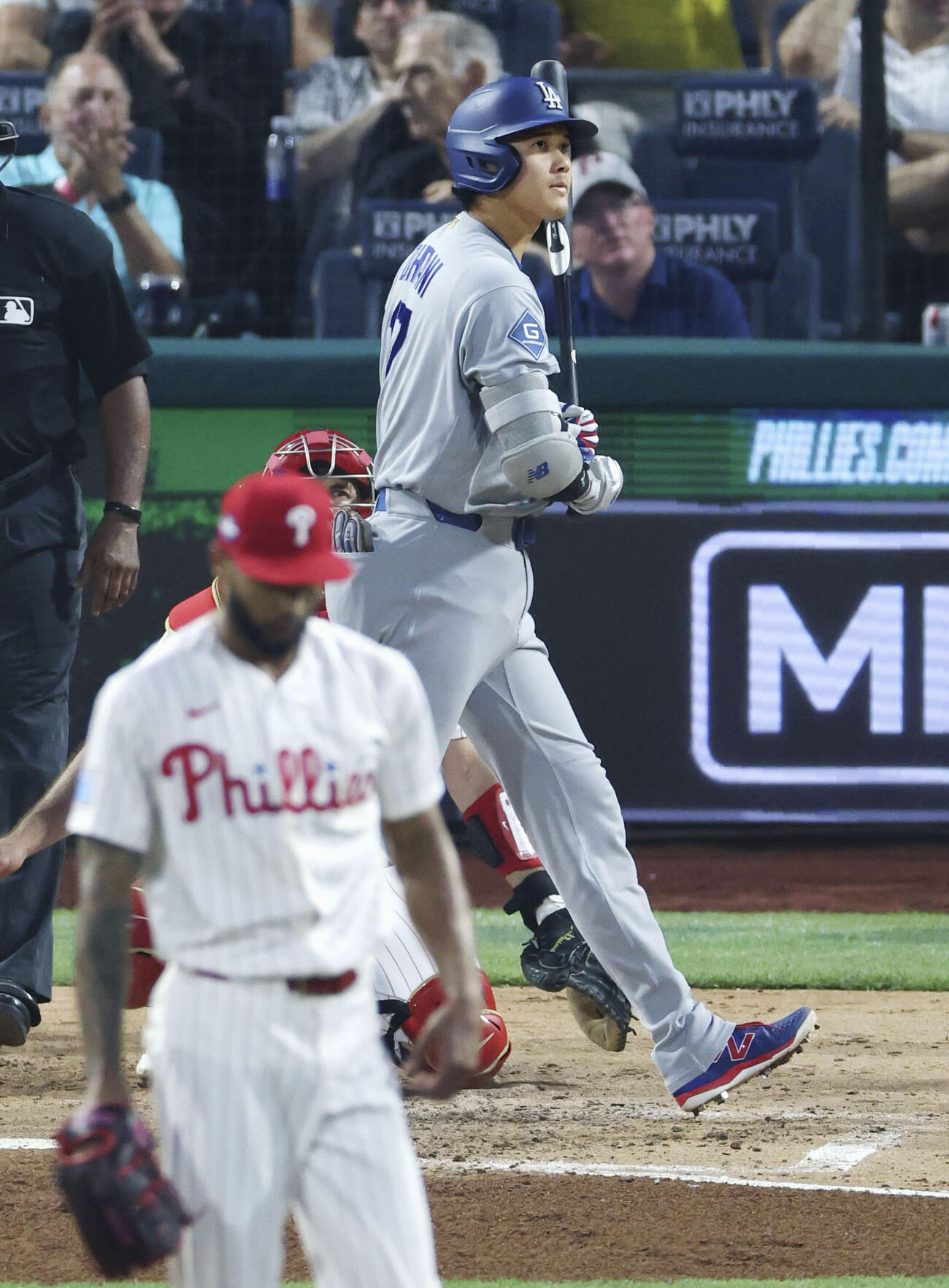 フィリーズ戦の5回、見逃し三振に倒れたドジャース・大谷。投手サンチェス＝フィラデルフィア（共同）