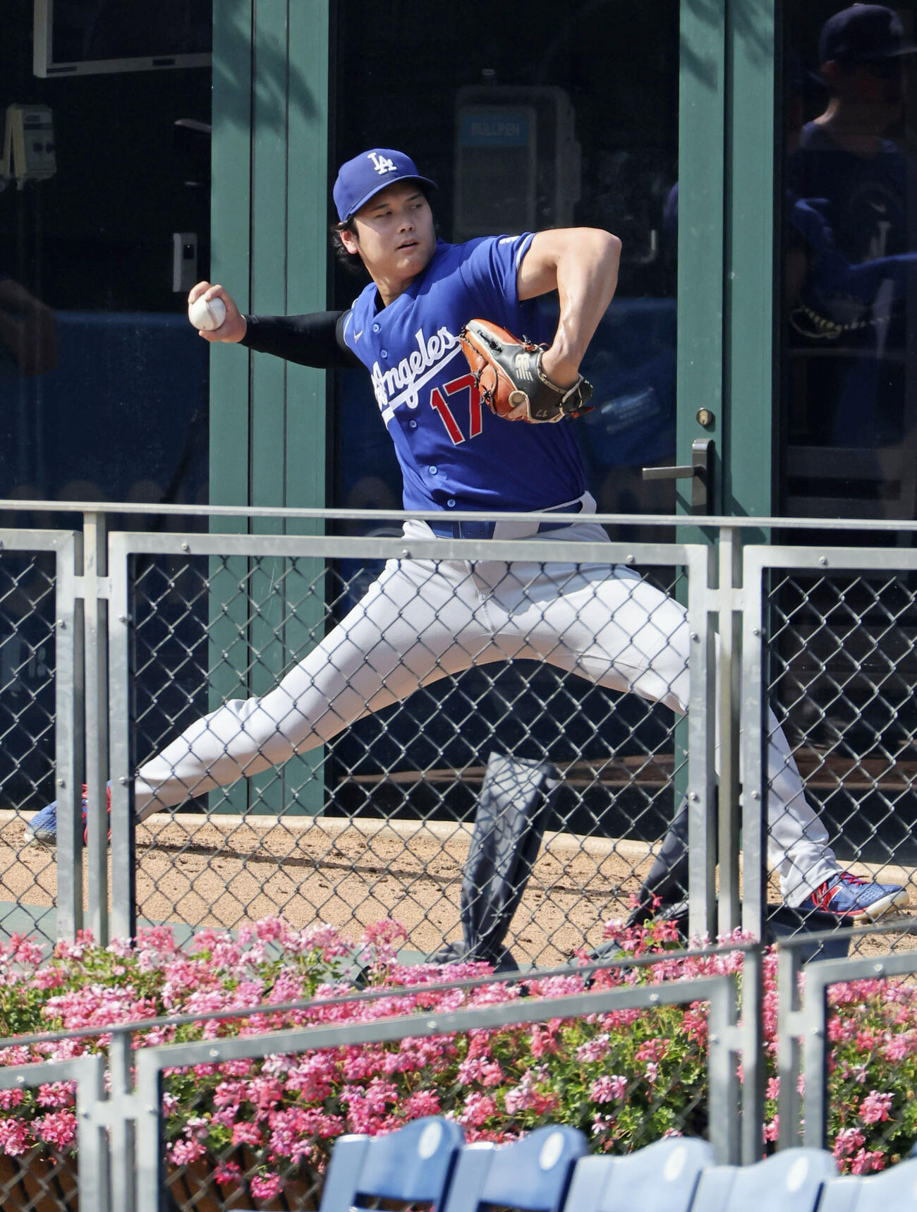 ブルペンで投球練習するドジャース・大谷＝フィラデルフィア（共同）