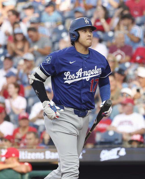 フィリーズ戦の1回、一直に倒れたドジャース・大谷＝フィラデルフィア（共同）
