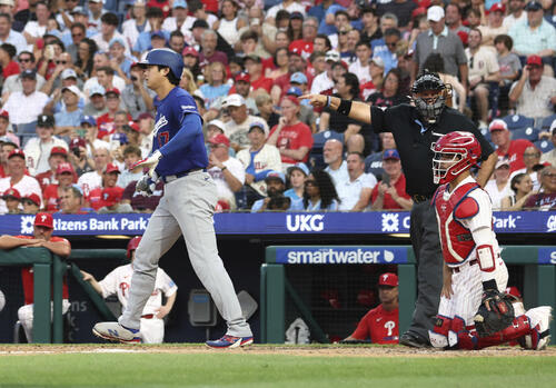フィリーズ戦の5回、申告敬遠で一塁へ向かうドジャース・大谷=フィラデルフィア(共同)