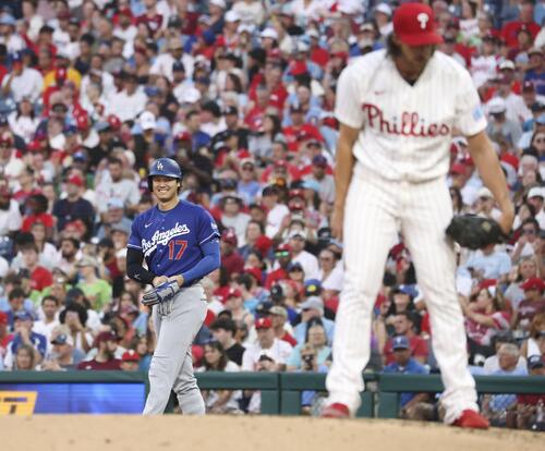 フィリーズ戦の5回、申告敬遠で出塁したドジャース・大谷=フィラデルフィア(共同)