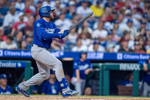 フィリーズ戦6回に勝ち越し2ランを放つドジャース・マンシー(AP)