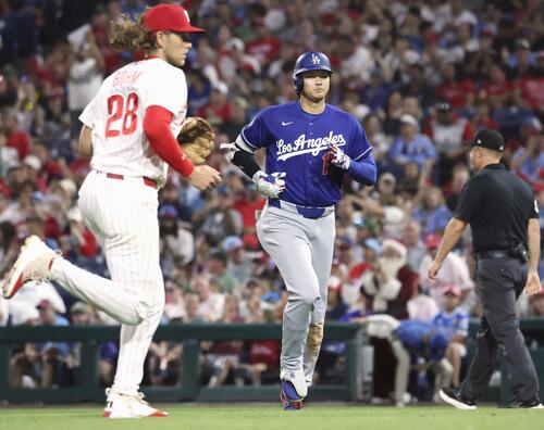 フィリーズ戦の7回、遊ゴロ併殺打に倒れたドジャース・大谷=フィラデルフィア(共同)
