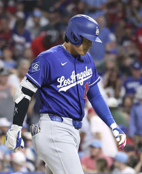 フィリーズ戦の7回、遊ゴロ併殺打に倒れたドジャース・大谷=フィラデルフィア(共同)
