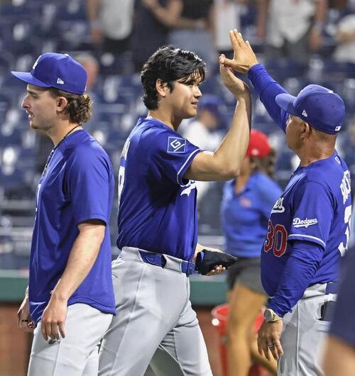 フィリーズに勝利しロバーツ監督(右)とタッチを交わすドジャース・大谷=フィラデルフィア(共同)