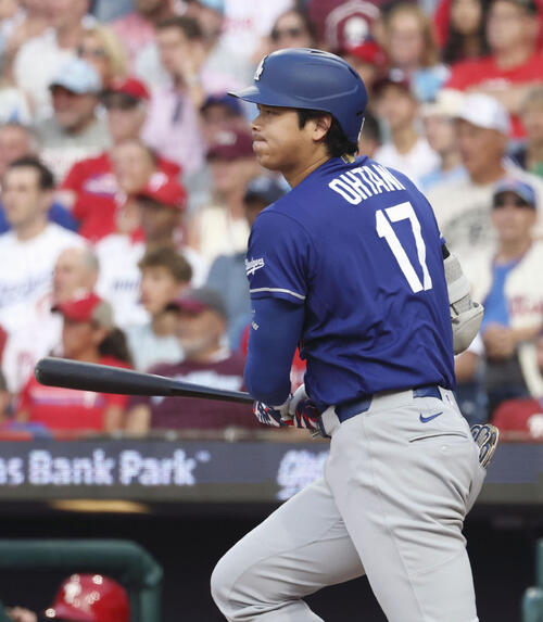 フィリーズ戦の3回、二ゴロに倒れたドジャース・大谷=フィラデルフィア(共同)