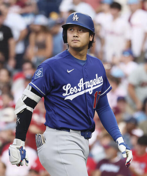 フィリーズ戦の3回、二ゴロに倒れたドジャース・大谷=フィラデルフィア(共同)