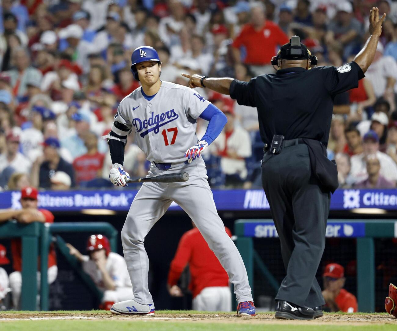 フィリーズ戦の6回、申告敬遠で出塁するドジャース・大谷＝フィラデルフィア（共同）