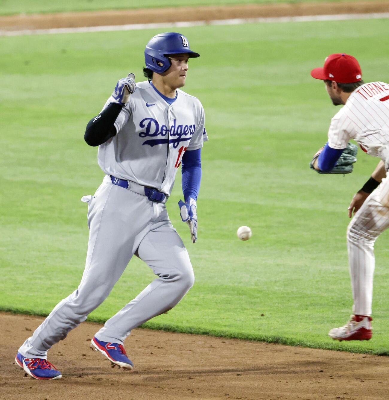 フィリーズ戦の6回、パヘスの適時内野安打で二塁へ走るドジャースの一走大谷＝フィラデルフィア（共同）