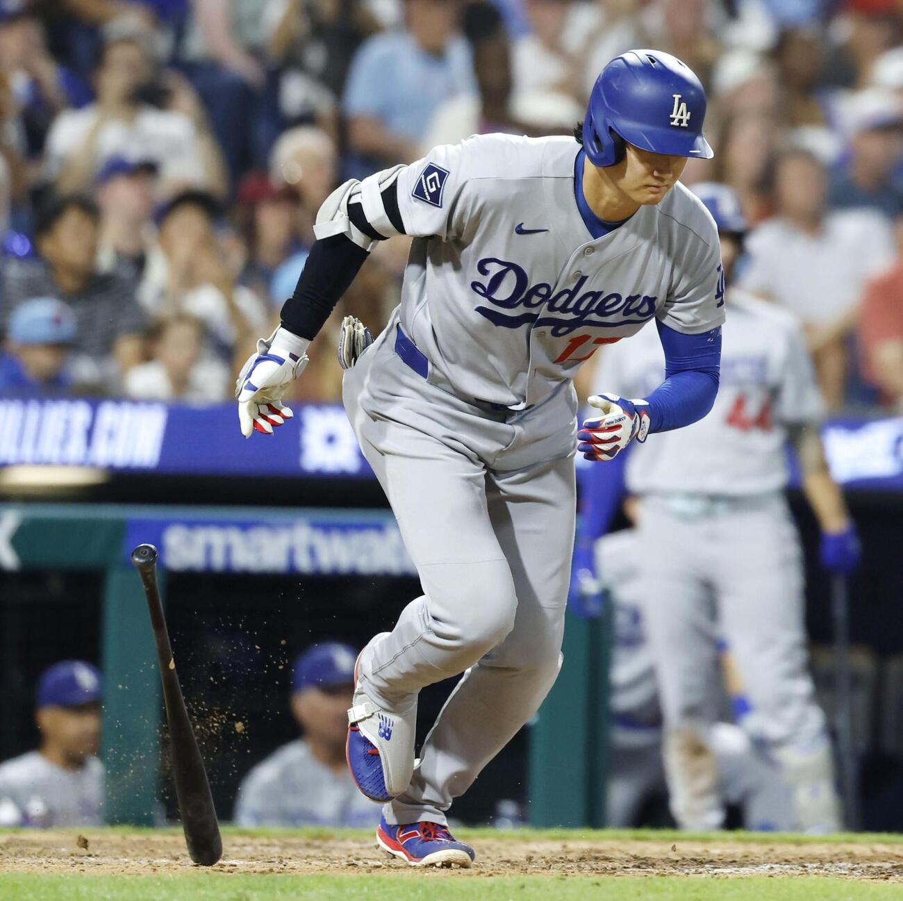 フィリーズ戦の8回、二ゴロに倒れたドジャース・大谷＝フィラデルフィア（共同）