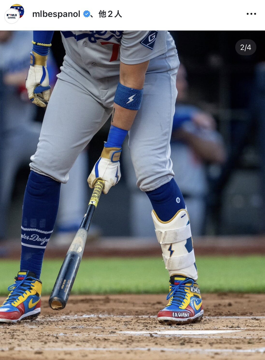 MLBスペイン公式インスタグラムが掲載したドジャースのロハスのスパイクの写真