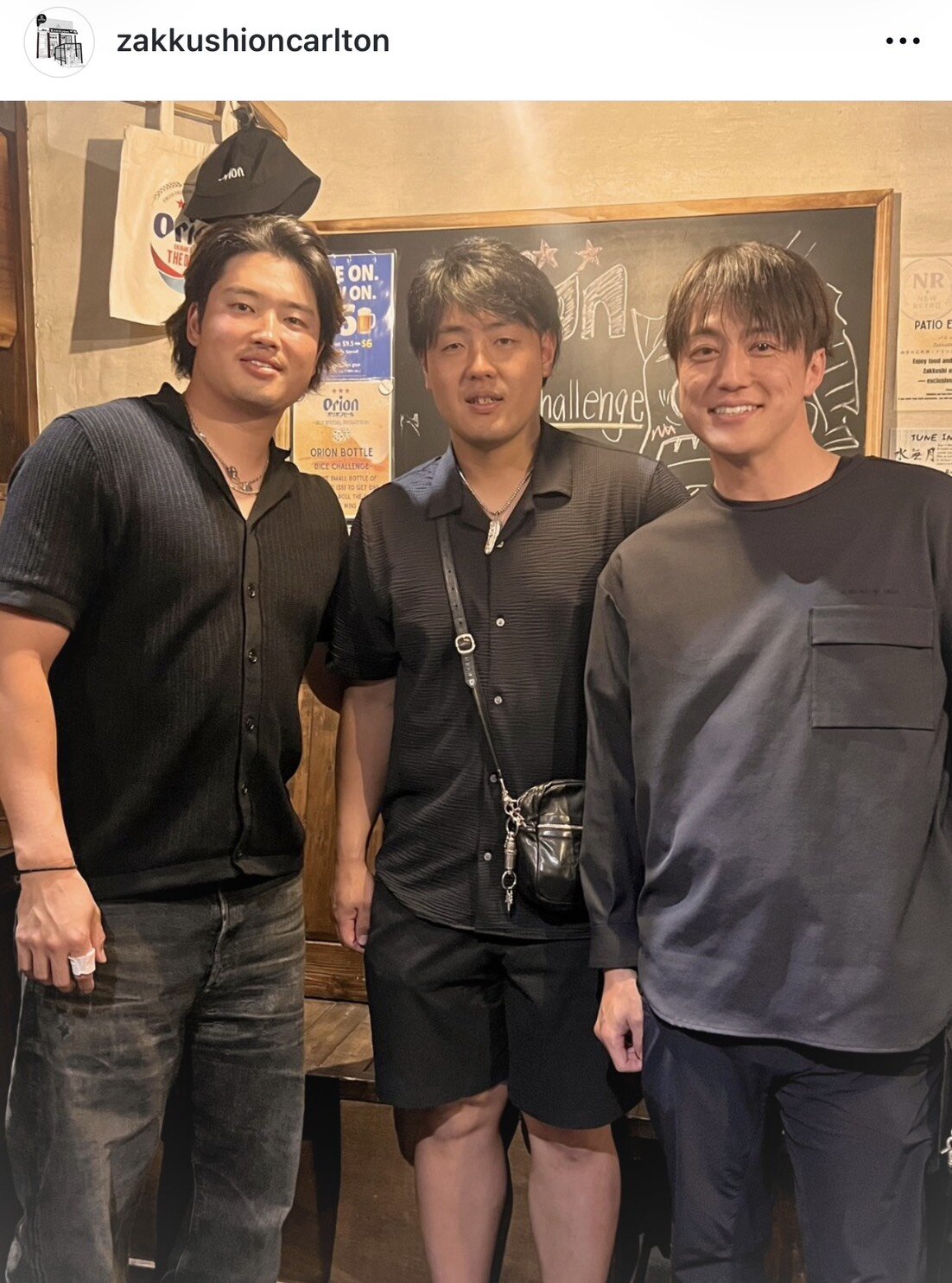 トロントの焼き鳥屋のSNSアカウントが公開した左から店舗を訪れた村上宗隆、岡本和真、梅澤廉アナウンサー