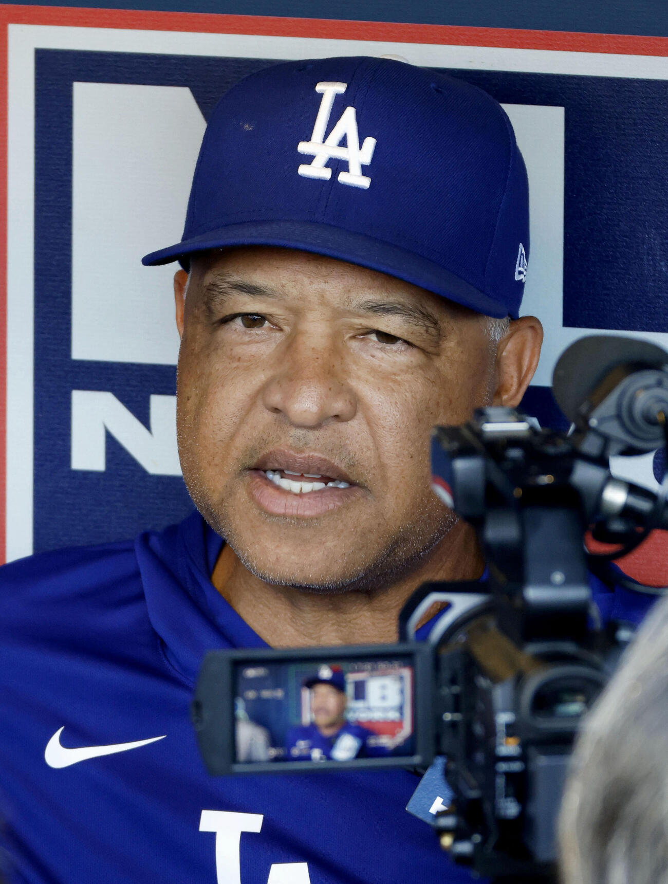 試合前、取材に応じるドジャースのロバーツ監督＝フィラデルフィア（共同、現地時間7月20日）