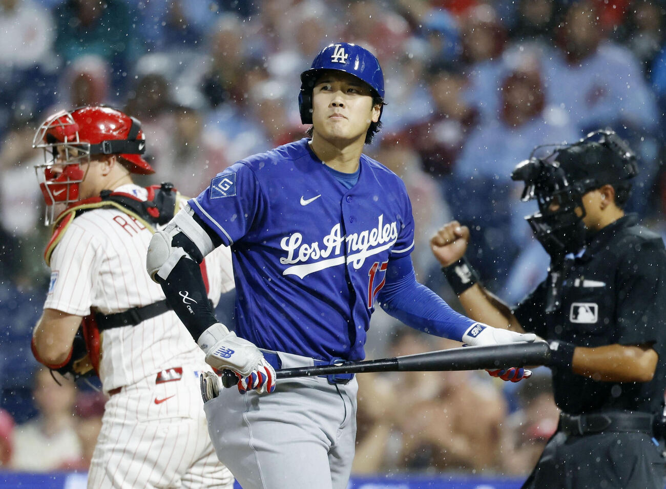 フィリーズ戦の6回、空振り三振に倒れたドジャース大谷（共同）