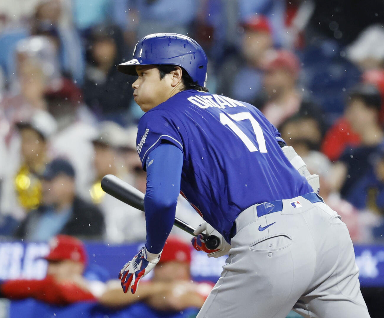 フィリーズ戦の3回、中前打を放つドジャース・大谷＝フィラデルフィア（共同）