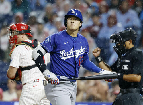 フィリーズ戦の6回、空振り三振に倒れたドジャース大谷(共同)