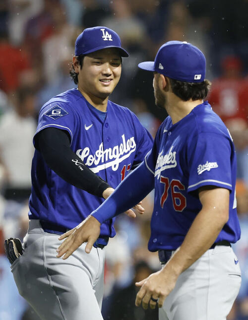 フィリーズに勝利し、タッチを交わすドジャース・大谷=フィラデルフィア(共同)