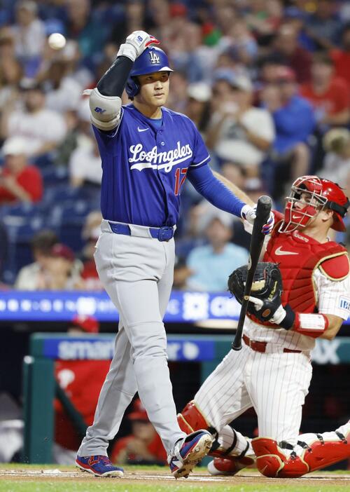 フィリーズ戦の1回、空振り三振に倒れたドジャース大谷(共同)
