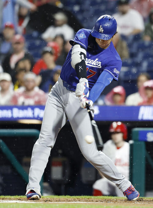 フィリーズ戦の3回、中前打を放つドジャース・大谷=フィラデルフィア(共同)