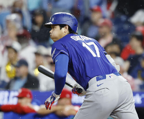 フィリーズ戦の3回、中前打を放つドジャース・大谷=フィラデルフィア(共同)