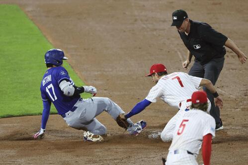 フィリーズ戦の3回、中前打を放ち二塁に滑り込むがタッチアウトとなるドジャース・大谷=フィラデルフィア(共同)