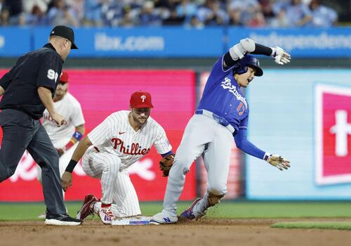 フィリーズ戦の3回、中前打を放ち二塁に滑り込むがタッチアウトとなるドジャース・大谷(共同)