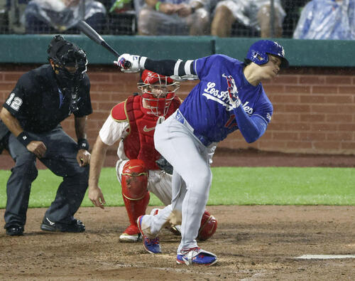 フィリーズ戦の6回、空振り三振に倒れるドジャース大谷(共同)
