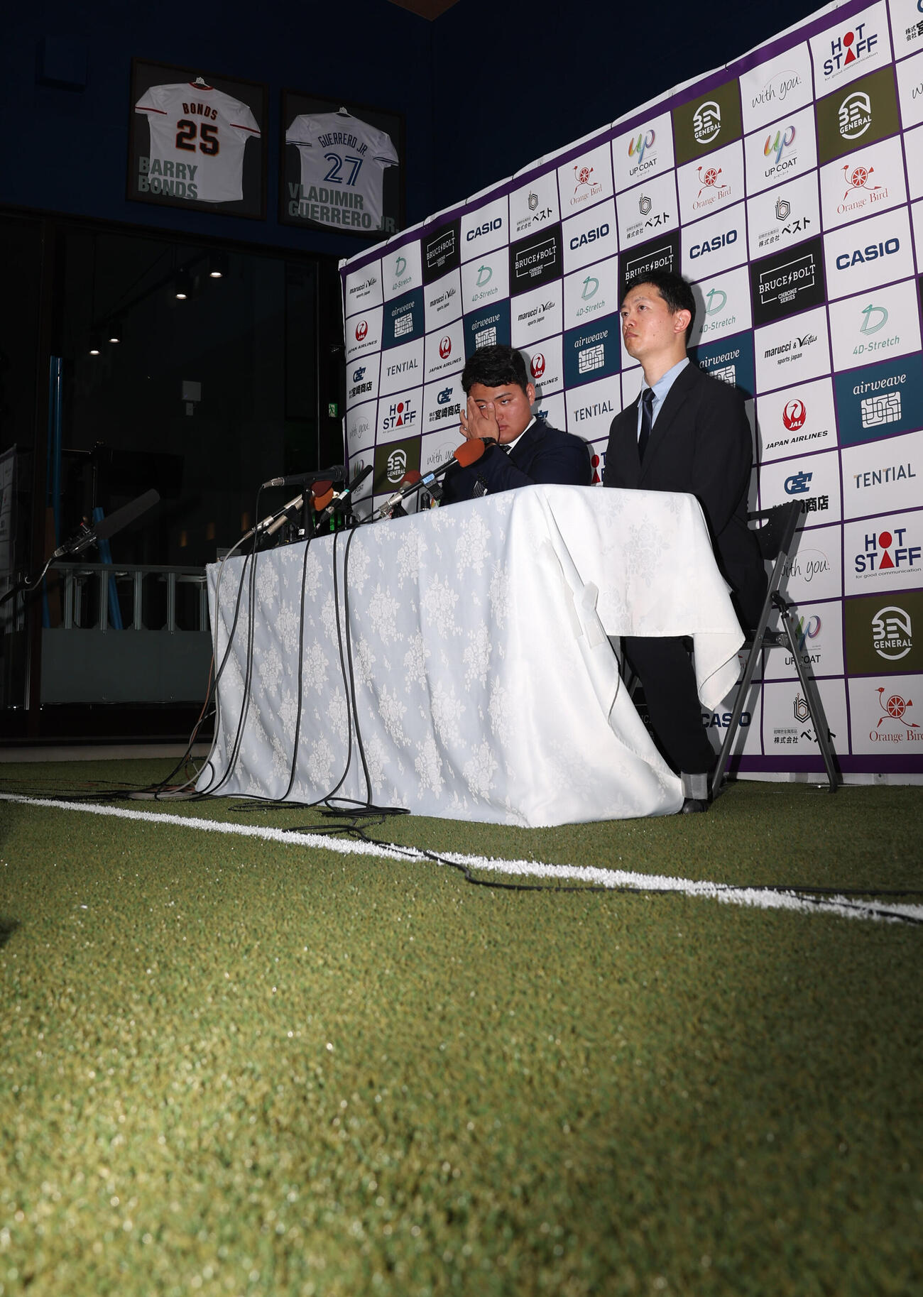 マーリンズ入り発表する佐々木麟太郎。右は水野雄太弁護士（2026年7月19日撮影）