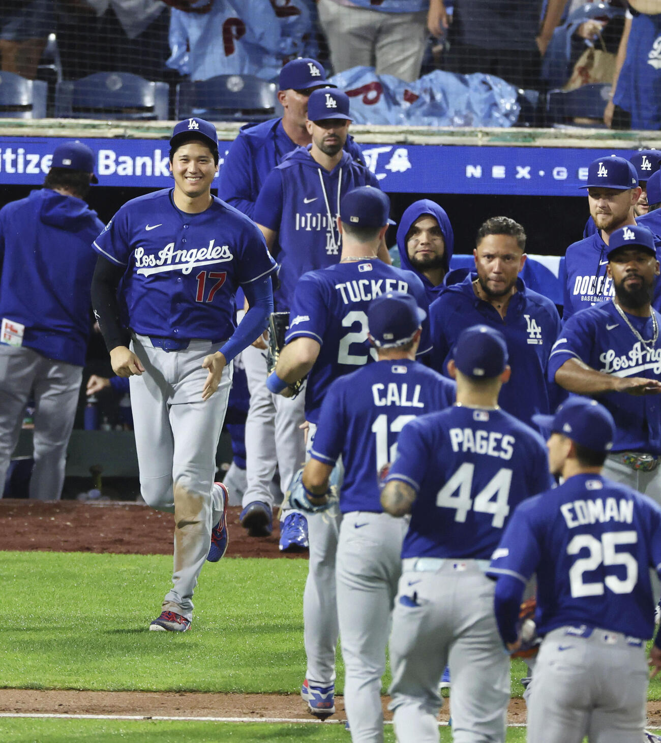 フィリーズに勝利しチームメートを迎えるドジャース・大谷（左端）＝フィラデルフィア（共同）