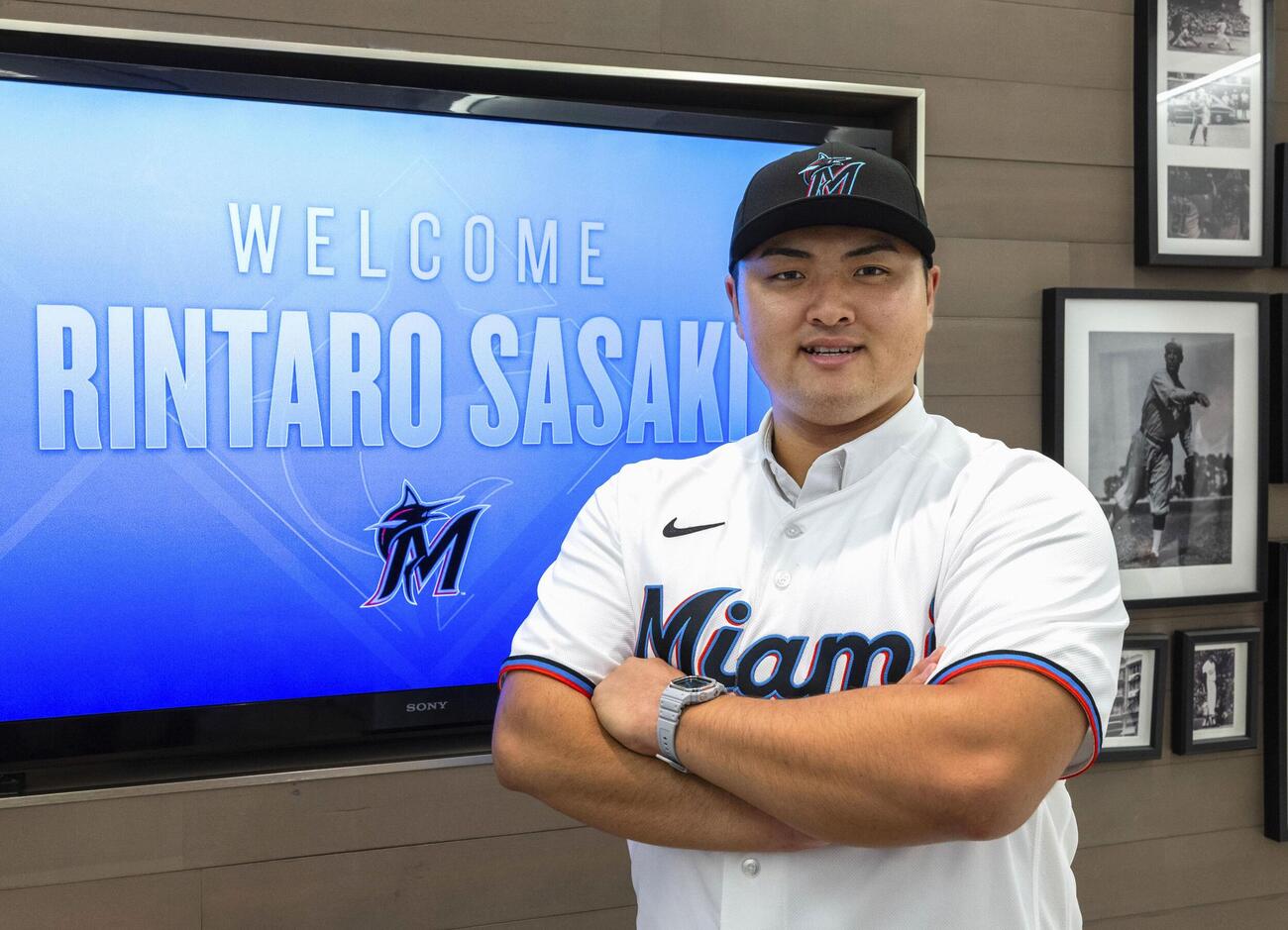 マーリンズと契約を結び、記念撮影する佐々木麟太郎（7月20日撮影）（球団提供・共同）