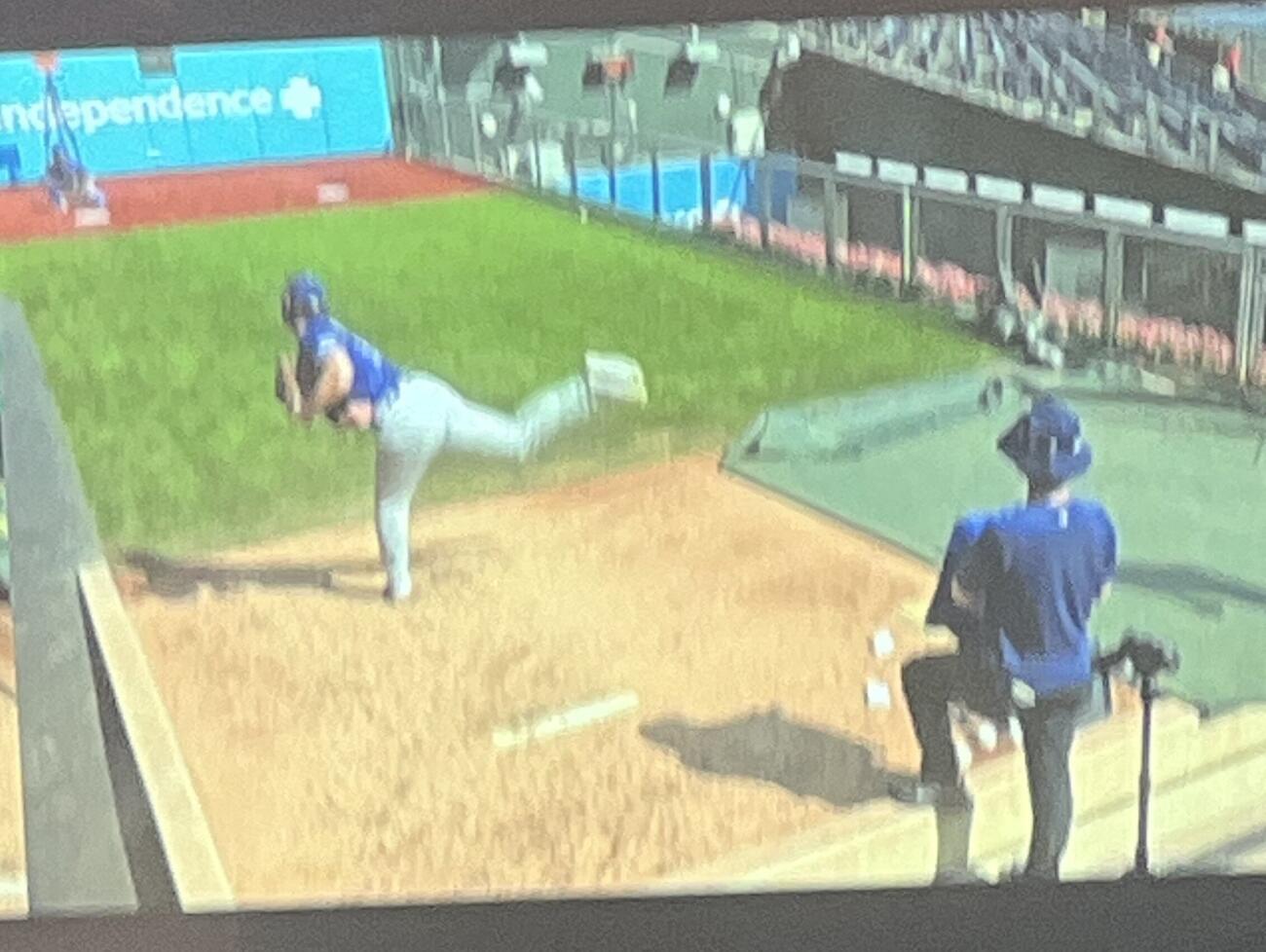 敵地フィラデルフィアのブルペンで投球を再開した大谷（ドジャースダッグアウト内のモニターから）